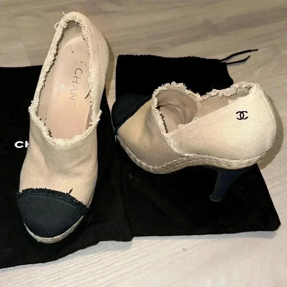 CHANEL SZ 9 1/2 Beige / Black Bootie heels shoes - Picture 2 of 11